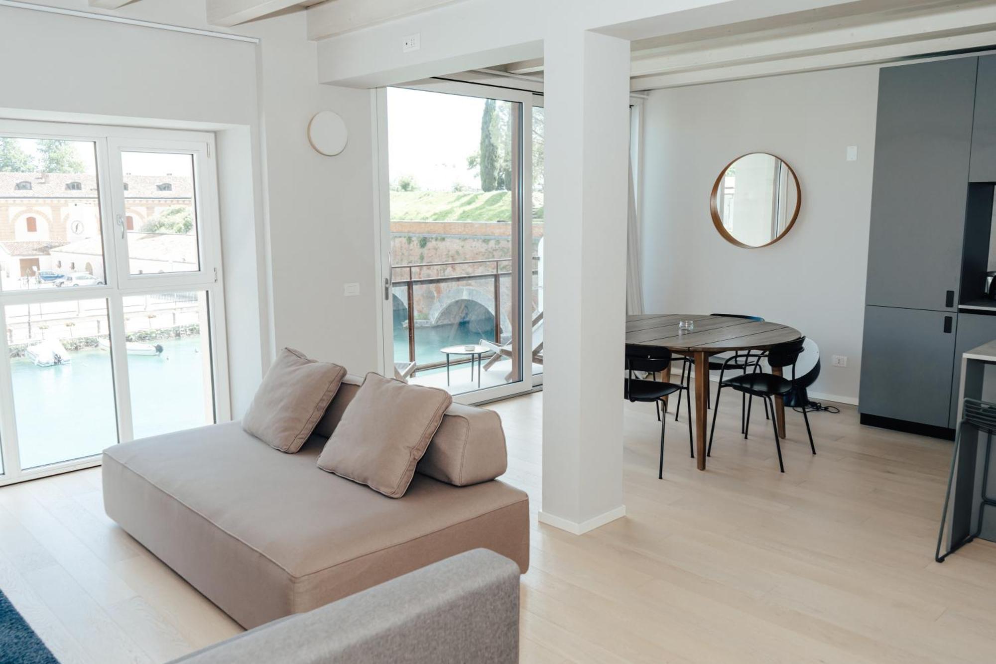 C House Rooms Lake Пескьера-дель-Гарда Экстерьер фото