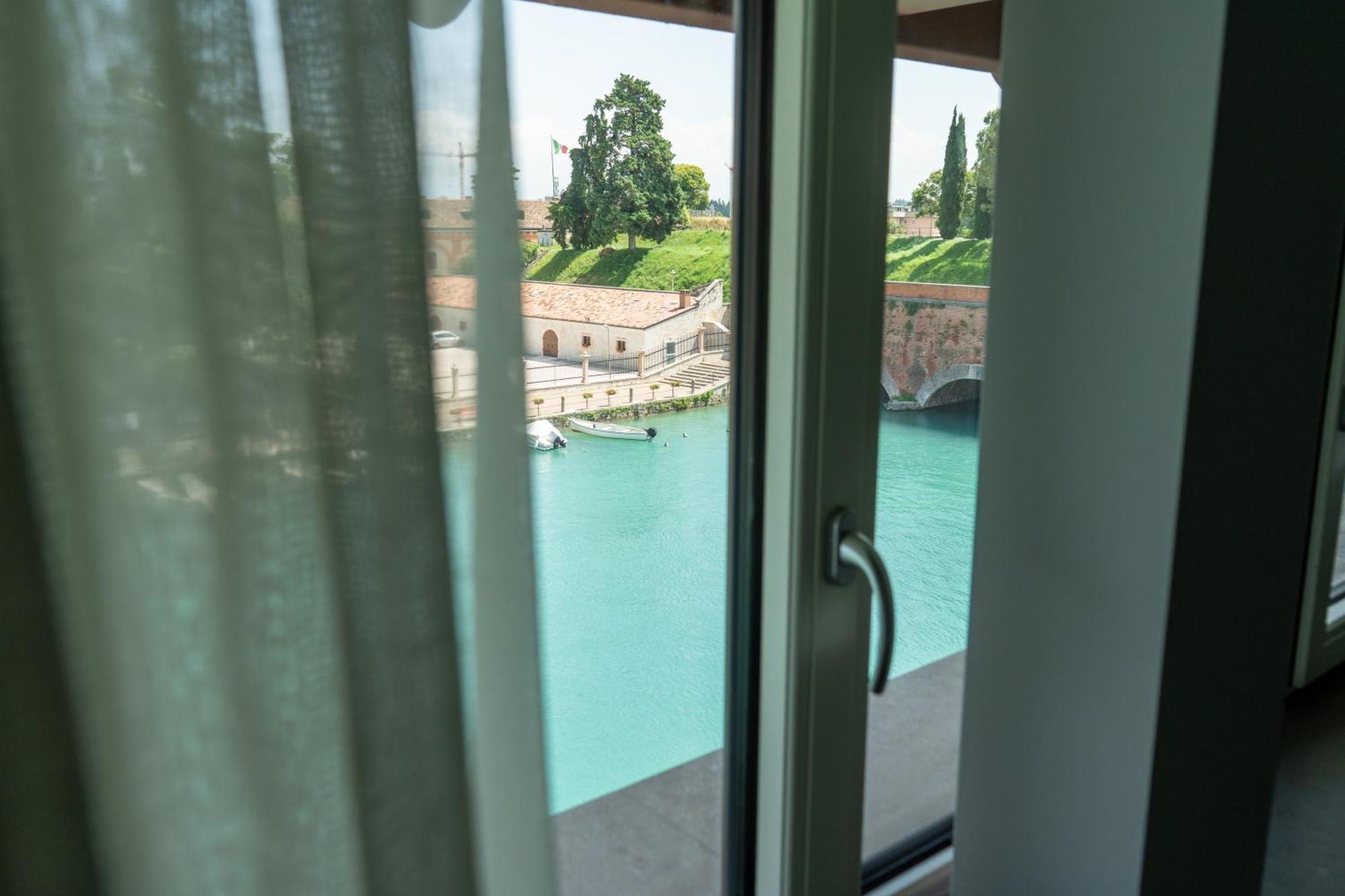 C House Rooms Lake Пескьера-дель-Гарда Экстерьер фото